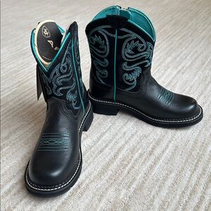 NWT Ariat Fatbaby Zip Western Boots Black w Blue Stitching Style 10008741 Size 6